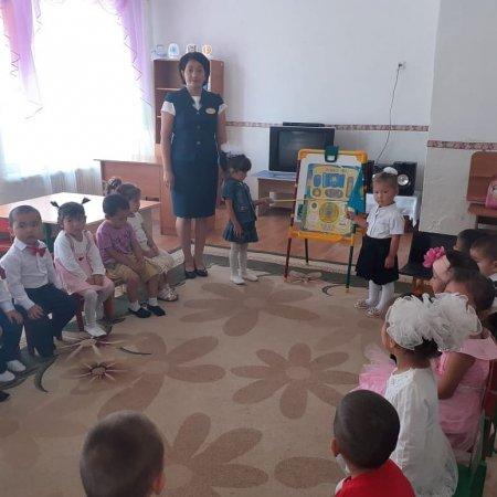 Тәрбиеші Маринбаева Айгүл Сембеевна "Ботақан" тобында "Ата Заңым-айбыным" тақырыбында іс шара өткізді